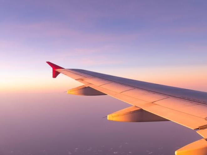 Flugzeug vor Sonnenaufgang.