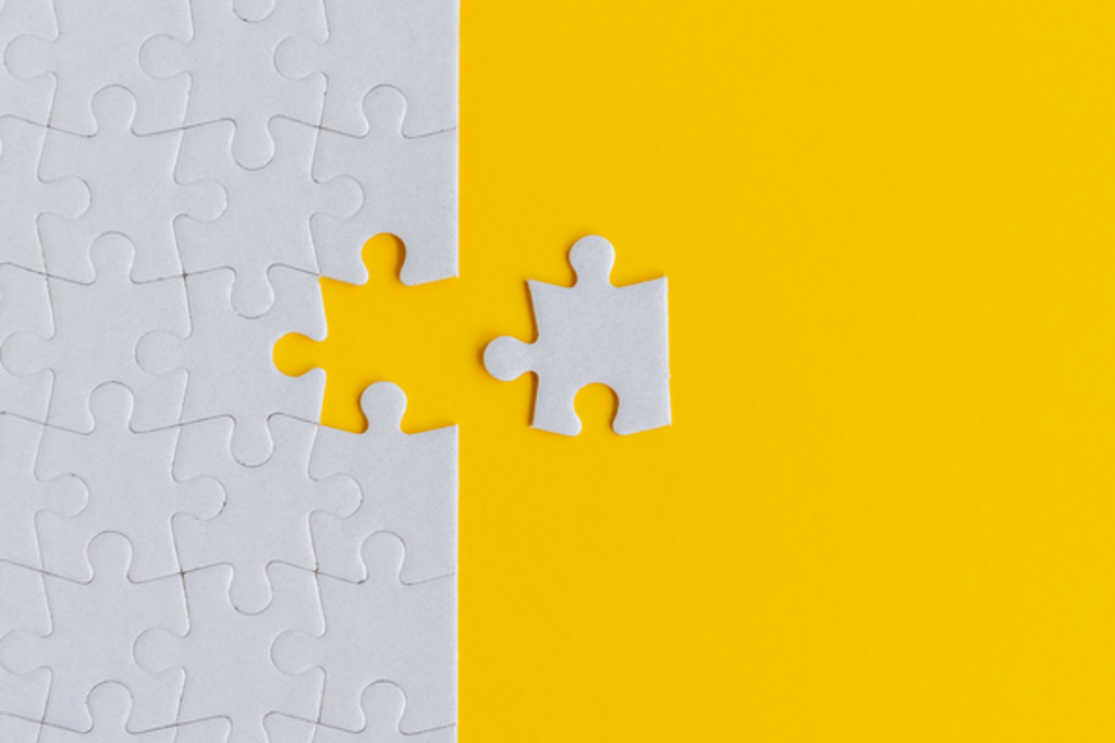 Fehlendes Puzzleteil auf gelbem Hintergrund