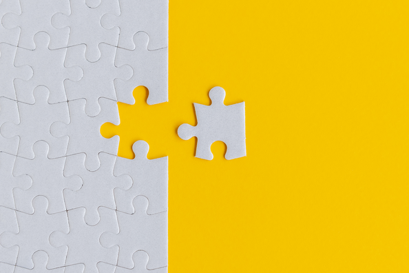 Fehlendes Puzzleteil auf gelbem Hintergrund