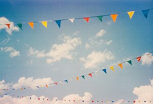 Wimpel vor blauem Himmel